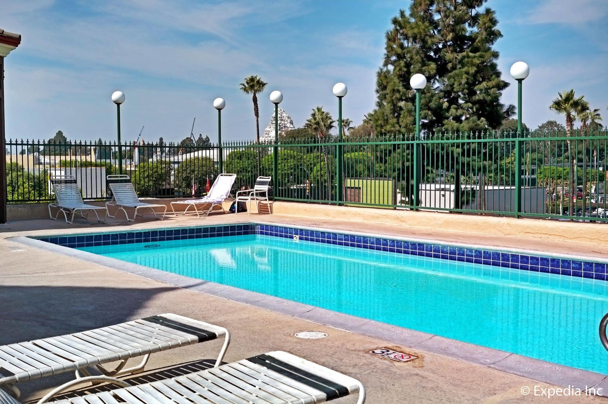 Anaheim Camelot Inn & Suites מראה חיצוני תמונה